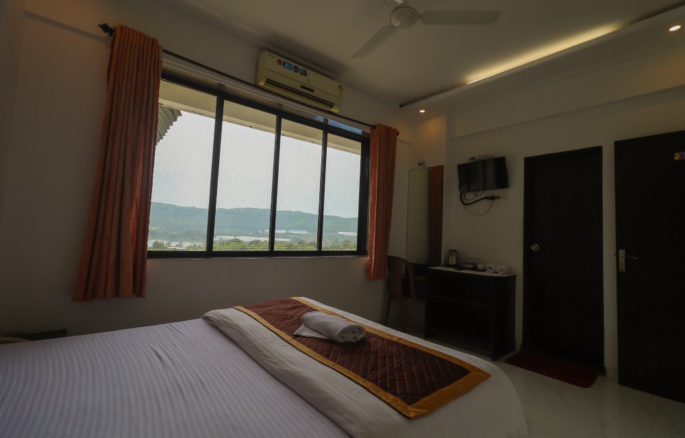 Transforming Hospitality Through Technology: How Smart Hotels Enhance Guest Experiences